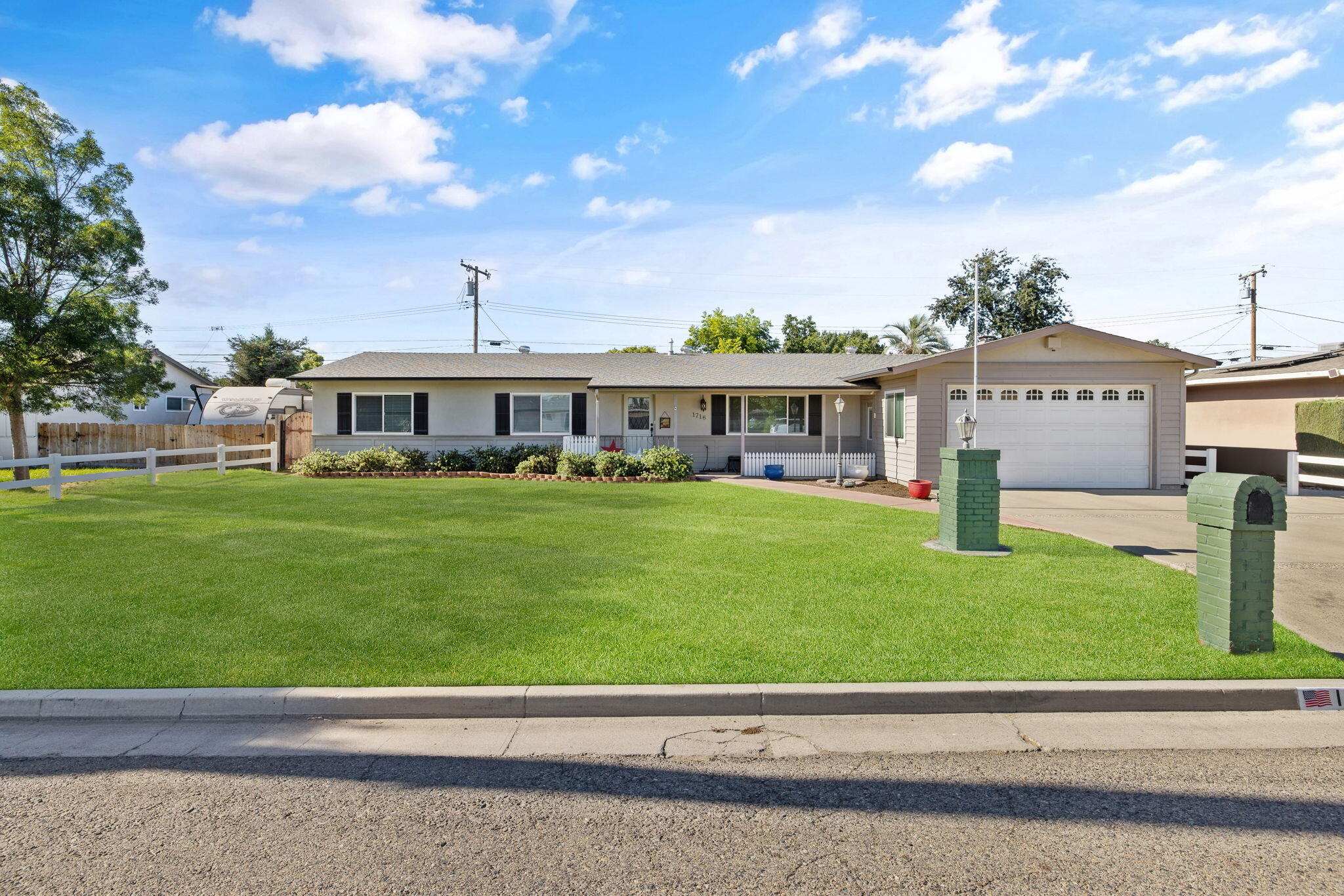 1716 E Academy Ave, Tulare, CA 93274