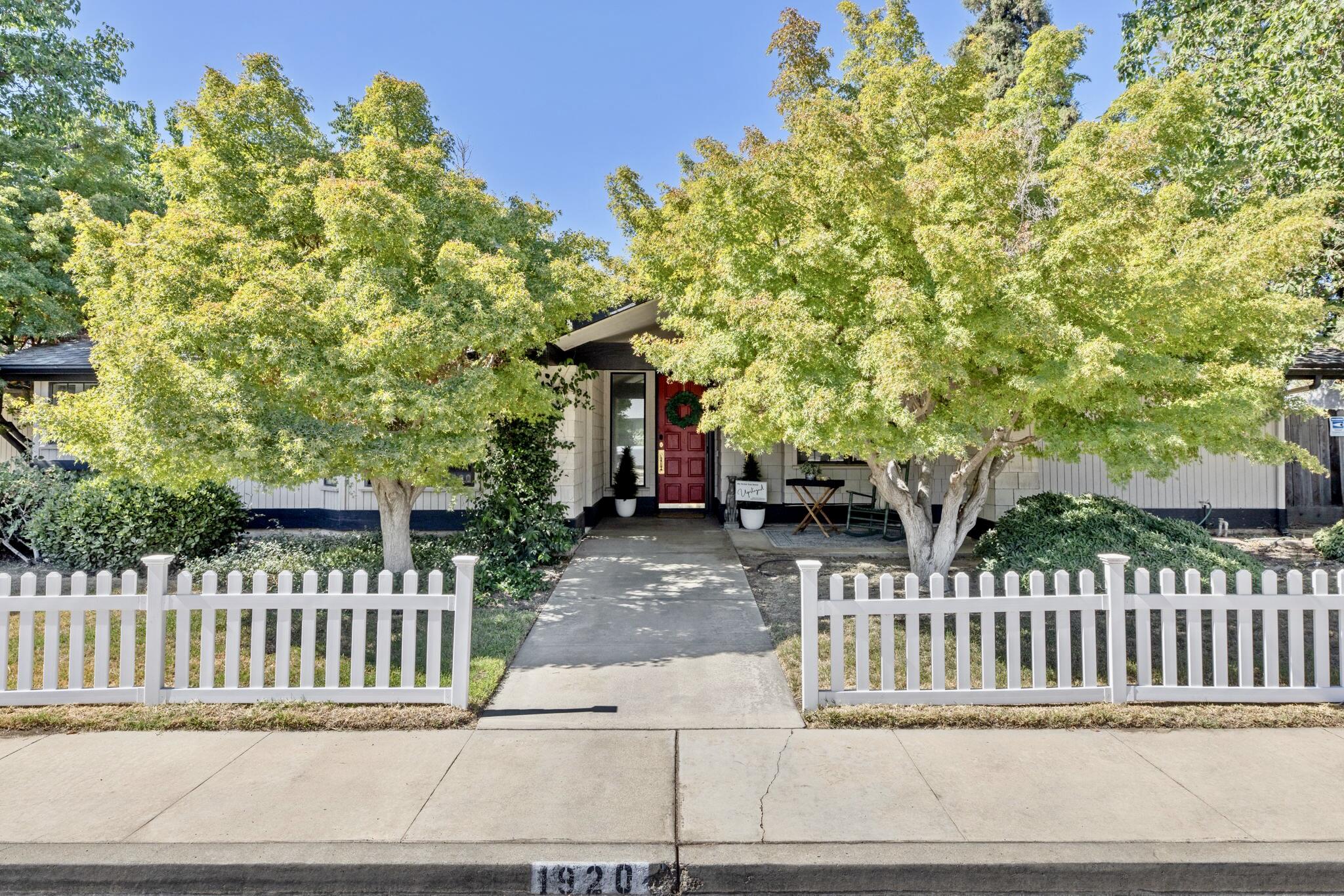 1920 E Paradise Ave, Visalia, CA 93292
