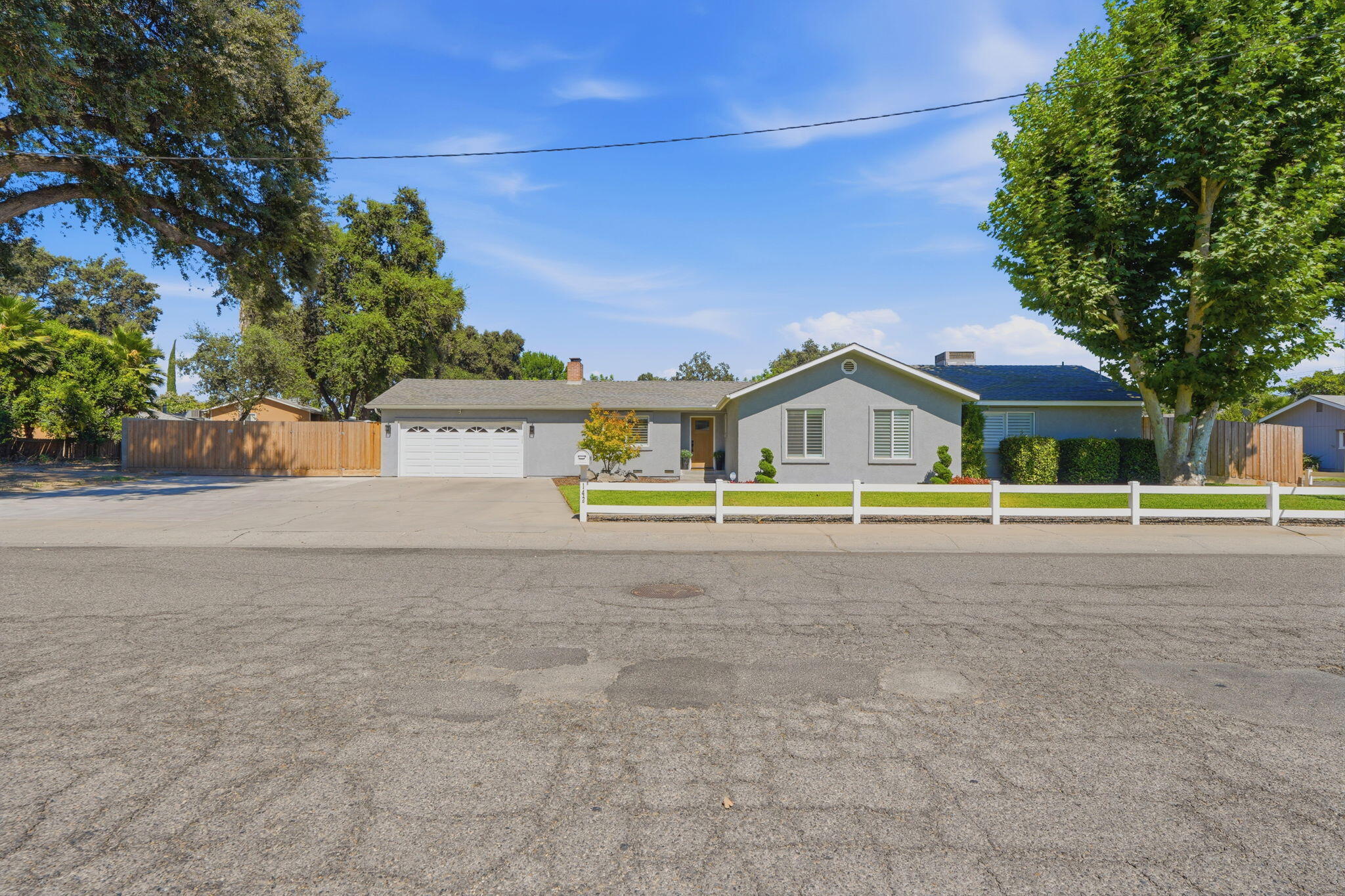 142 N Crenshaw St, Visalia, CA 93291