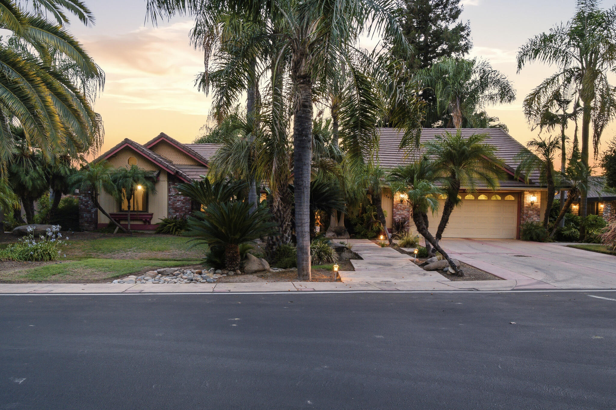 1549 N Tamarack St, Visalia, CA 93291