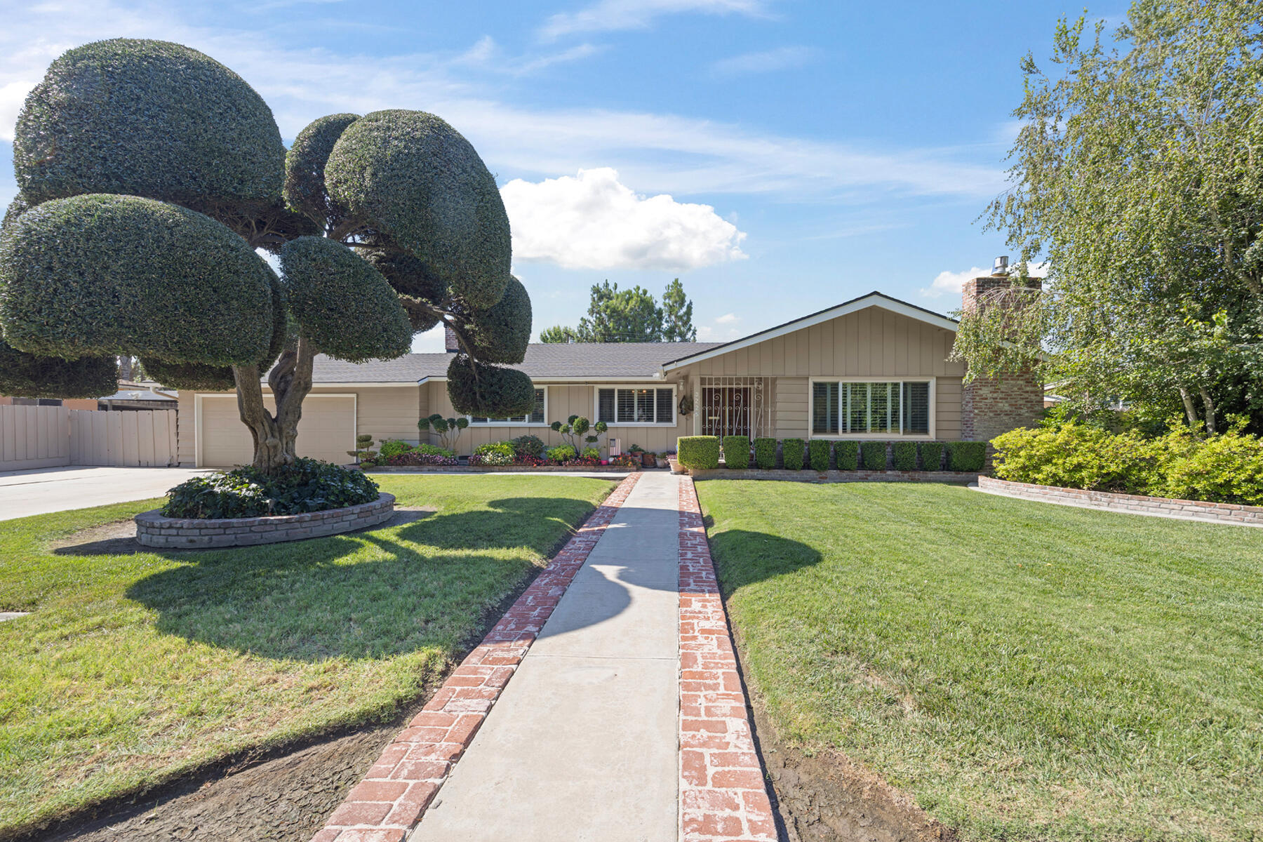 3225 W Royal Oaks Dr, Visalia, CA 93277