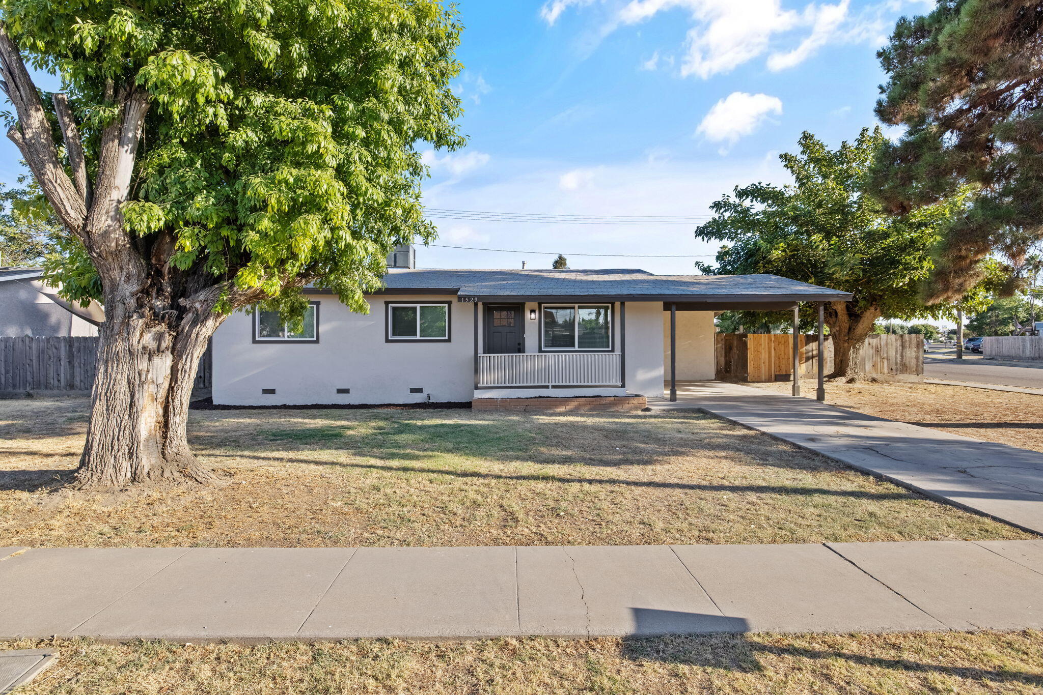 1529 E Stockham Ave, Tulare, CA 93274