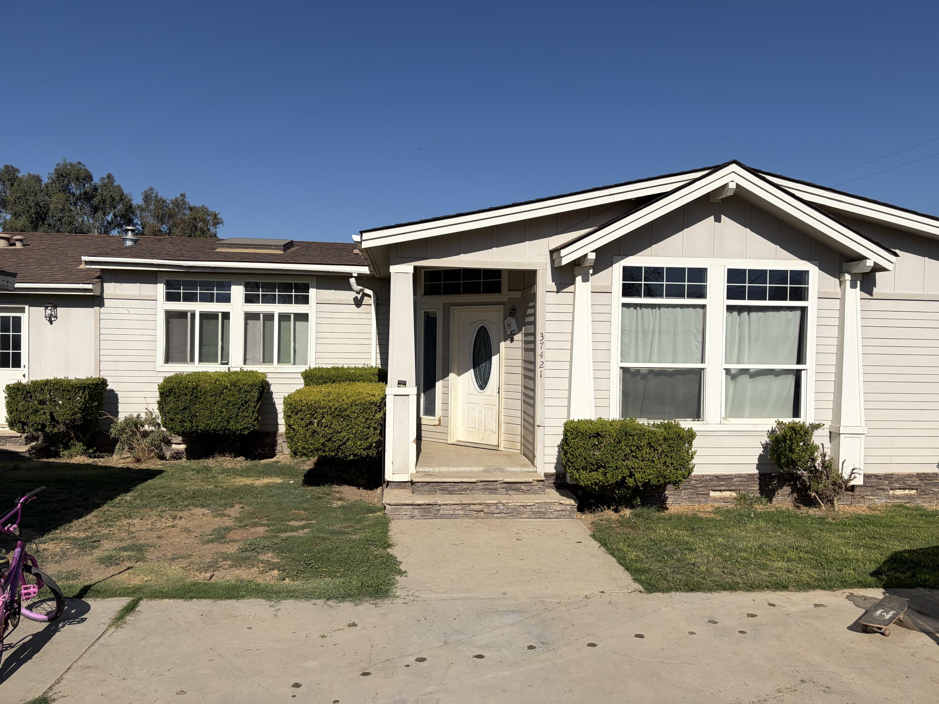 37421 Millwood Dr, Woodlake, CA 93286