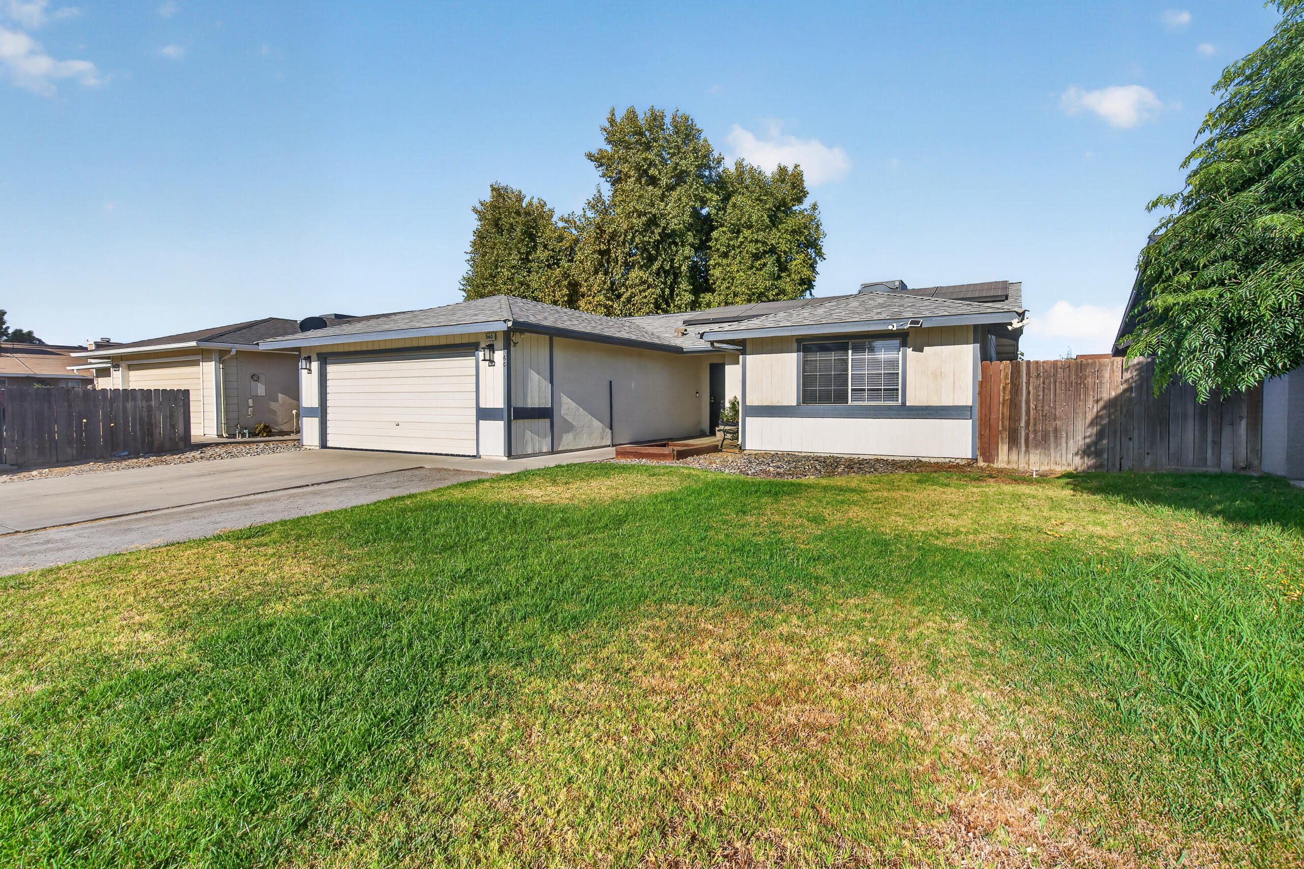 560 Manor Ave, Hanford, CA 93230