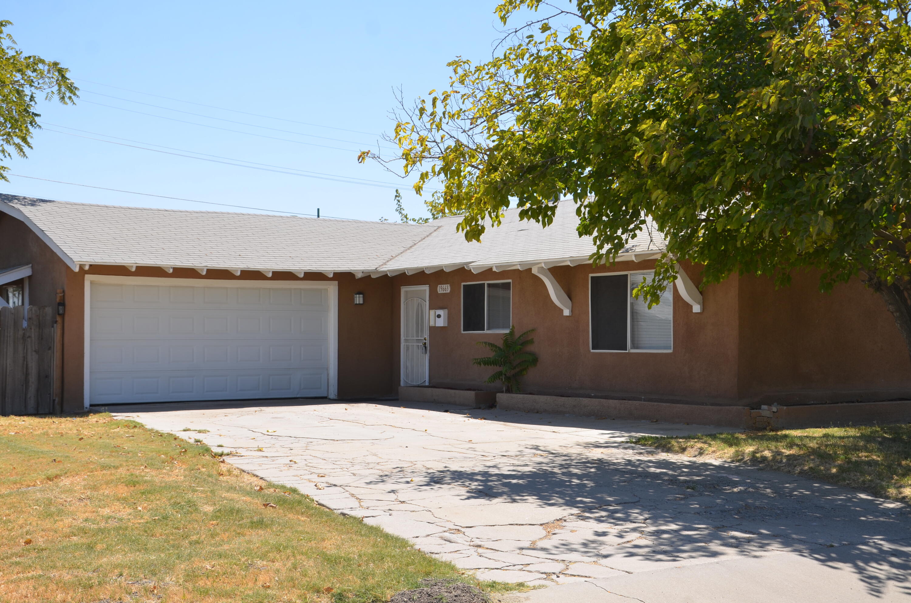 19663 Royal Ln, Lemoore, CA 93245