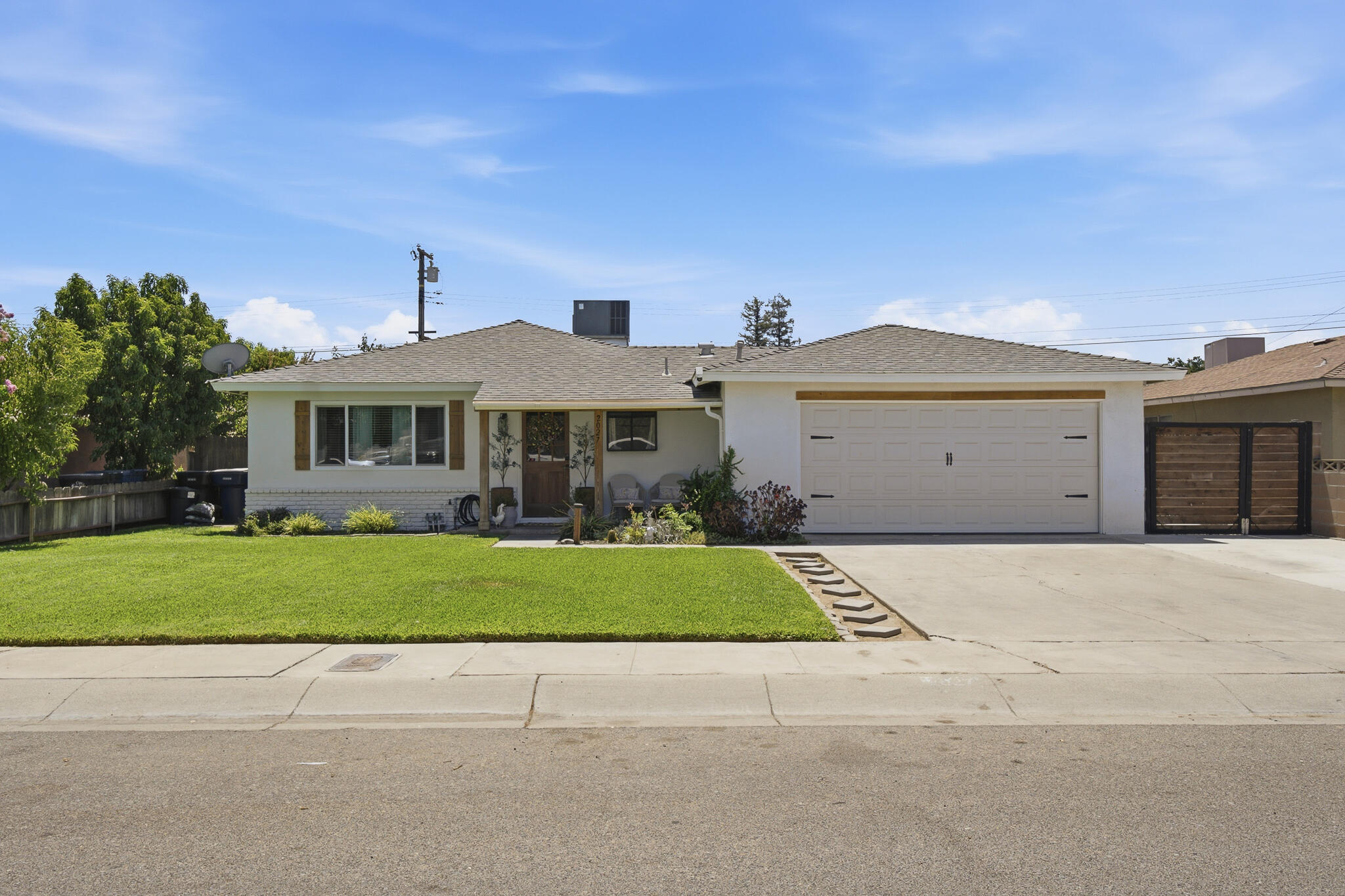 2027 E Ash Ave, Tulare, CA 93274