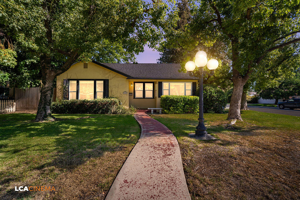 1500 W College Ave, Visalia, CA 93277
