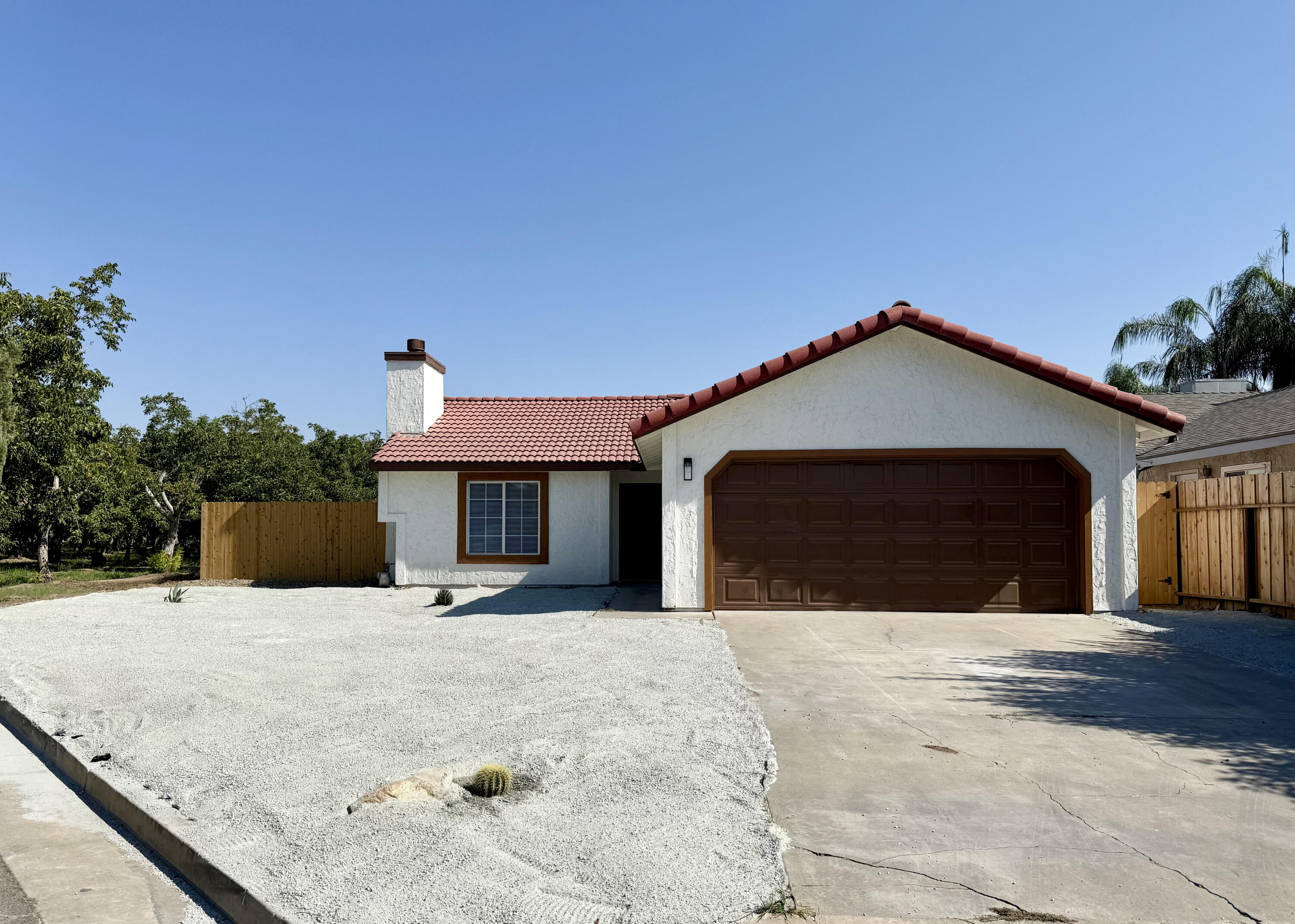996 W Petunia St, Farmersville, CA 93223