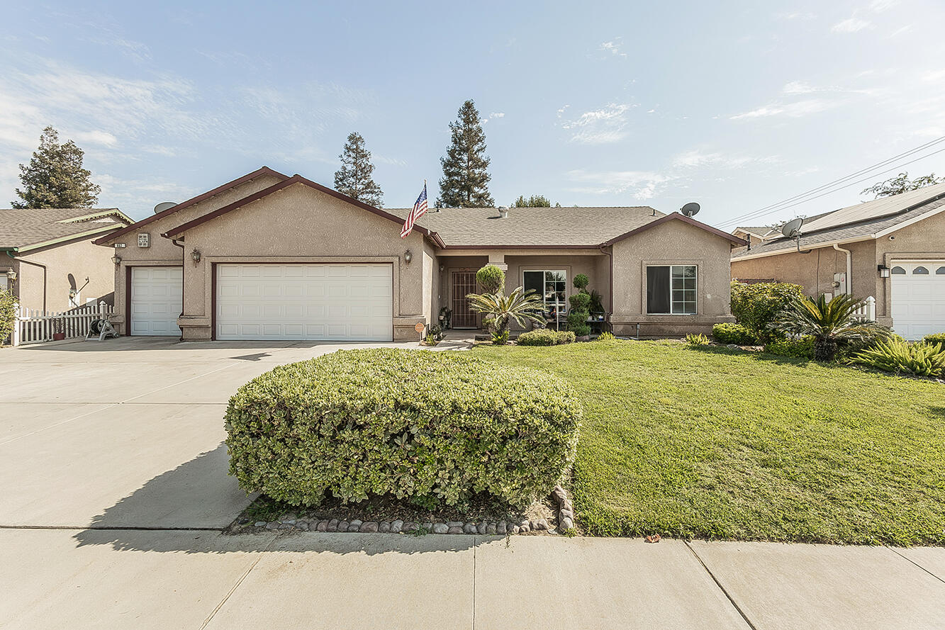 662 W Meadow Ln, Kingsburg, CA 93631
