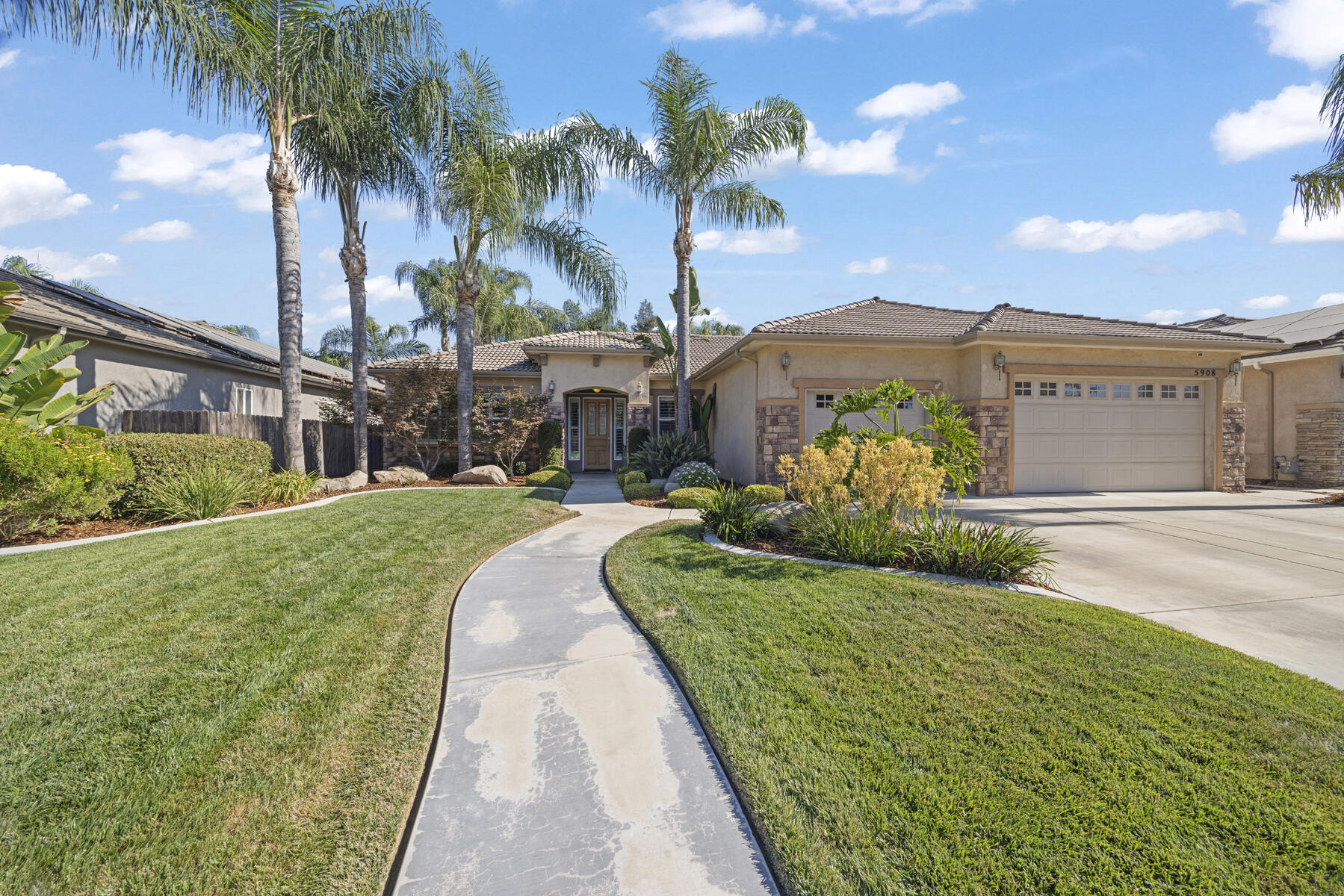 5908 W Robin Ave, Visalia, CA 93291