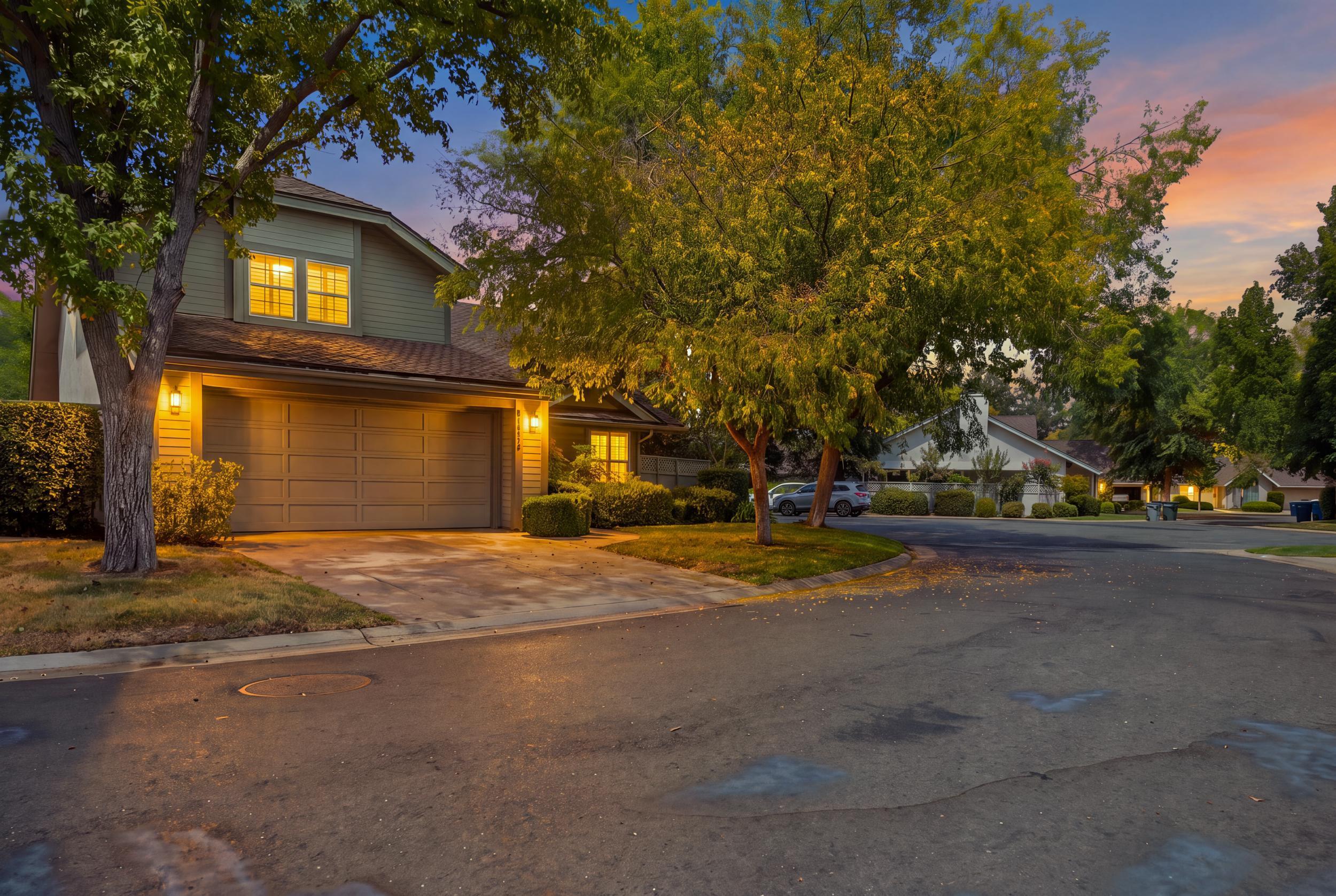 9126 N Stoneridge Ln, Fresno, CA 93720