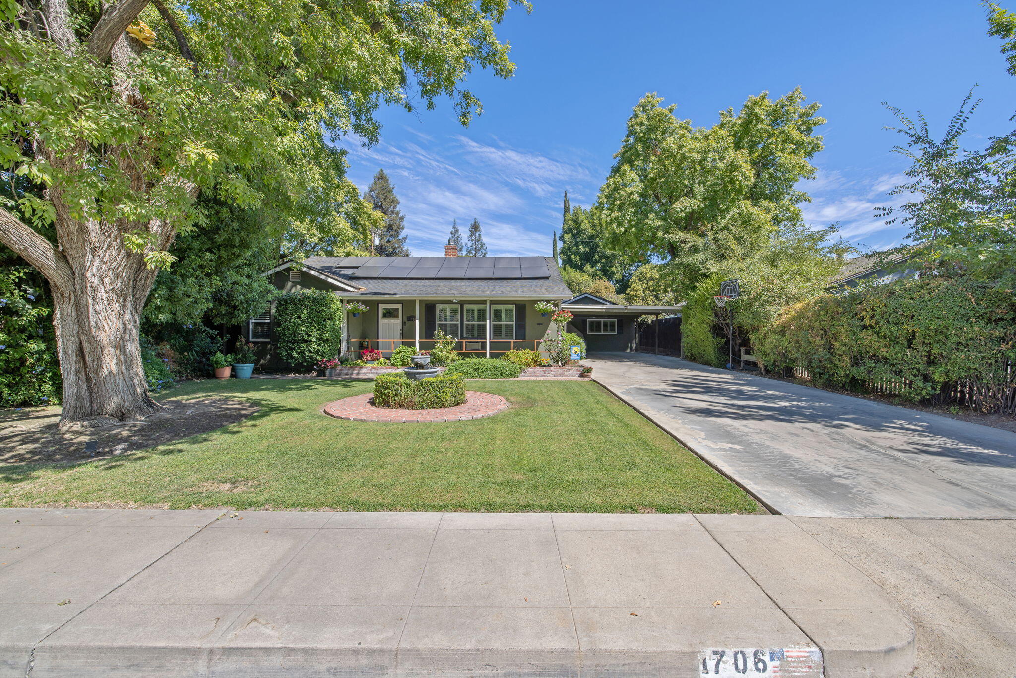 1706 W Myrtle Ave, Visalia, CA 93277