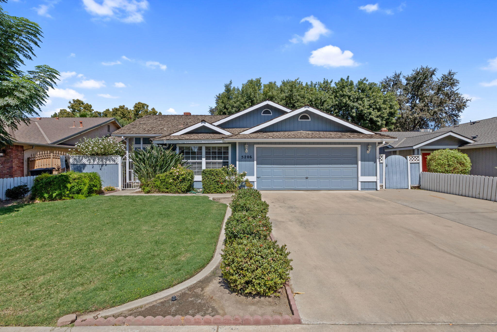 5206 W Iris Ct, Visalia, CA 93277