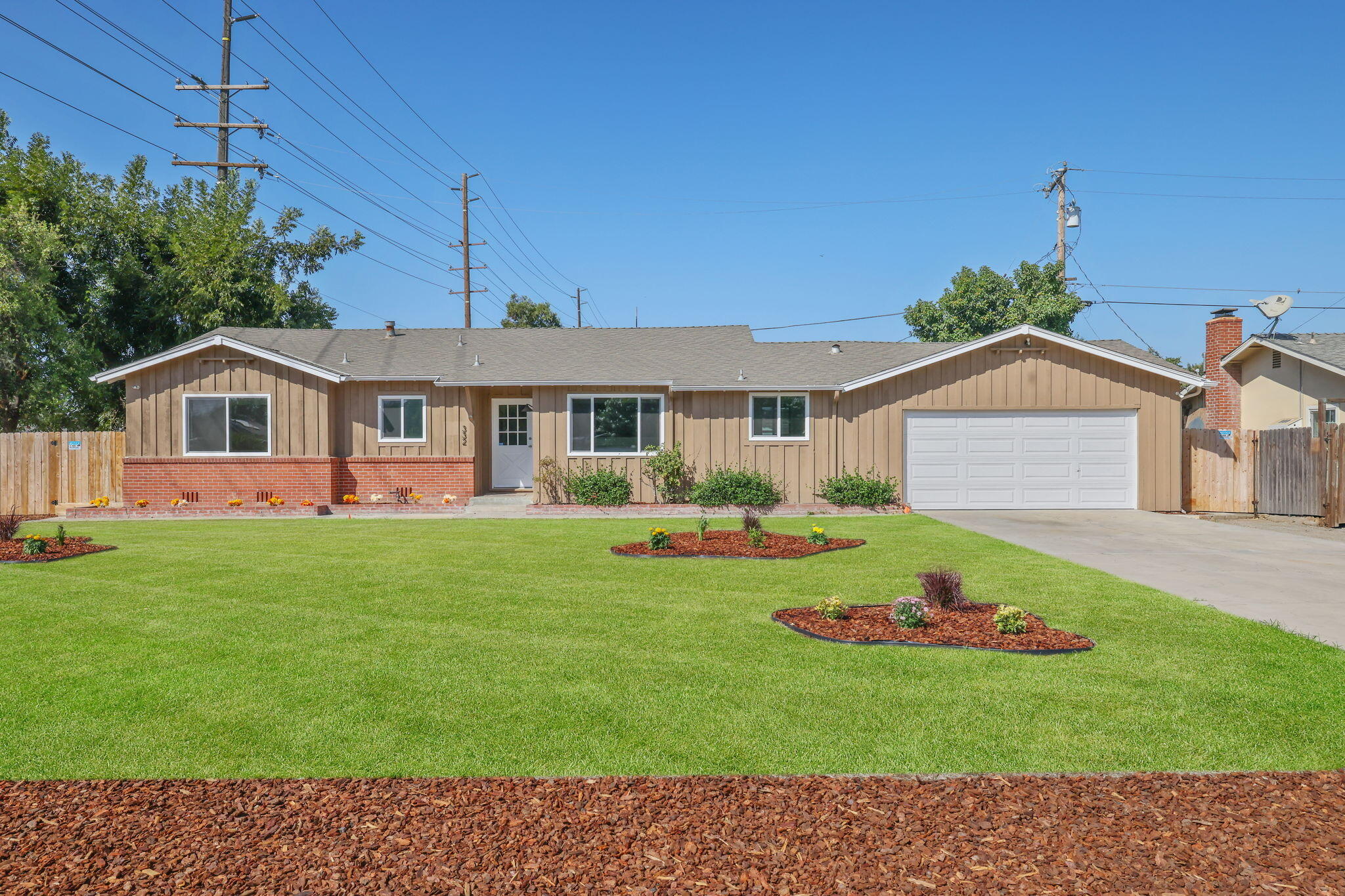 332 W Walnut Ave, Visalia, CA 93277