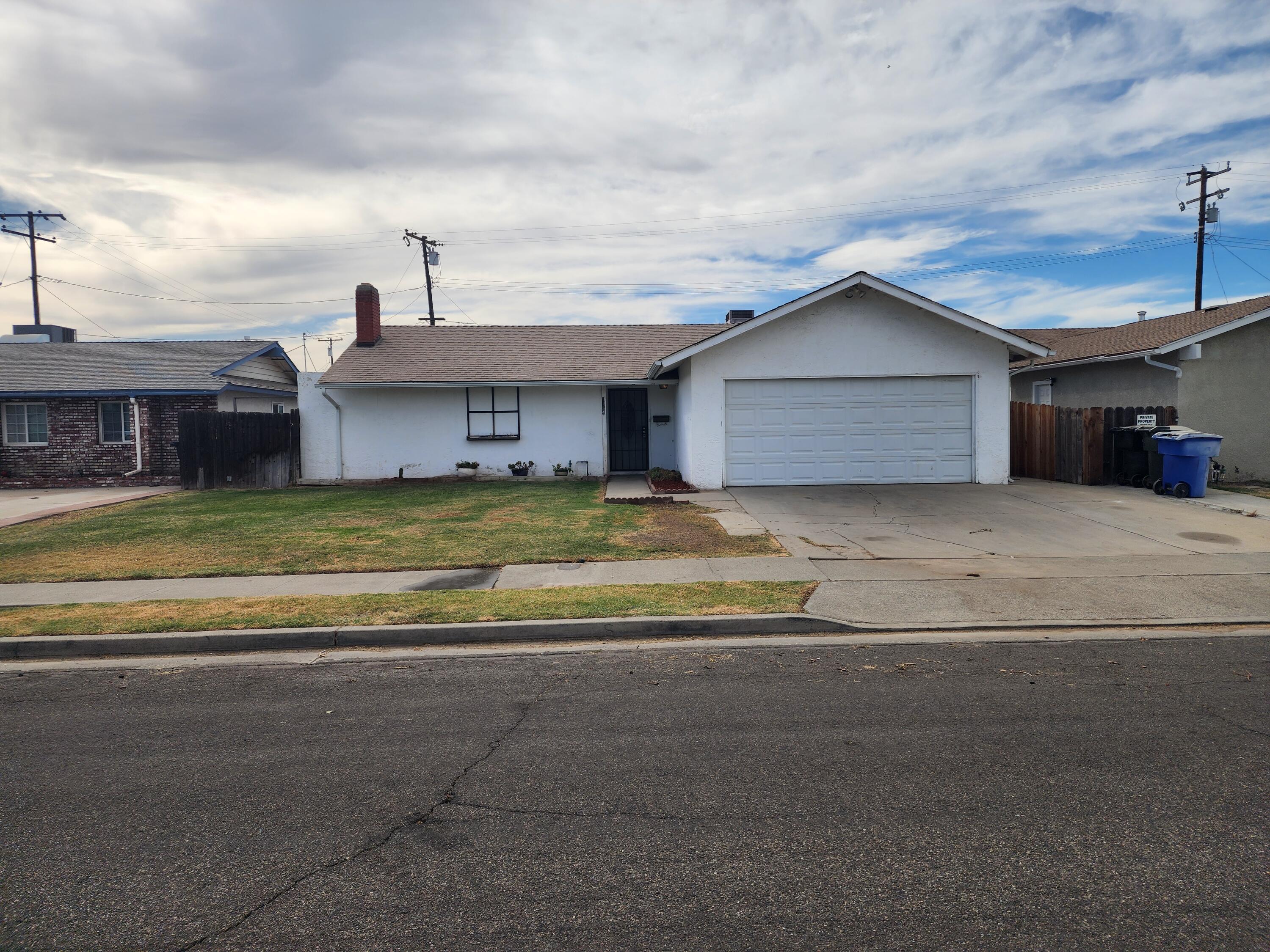 1124 Robin Ave, Hanford, CA 93230