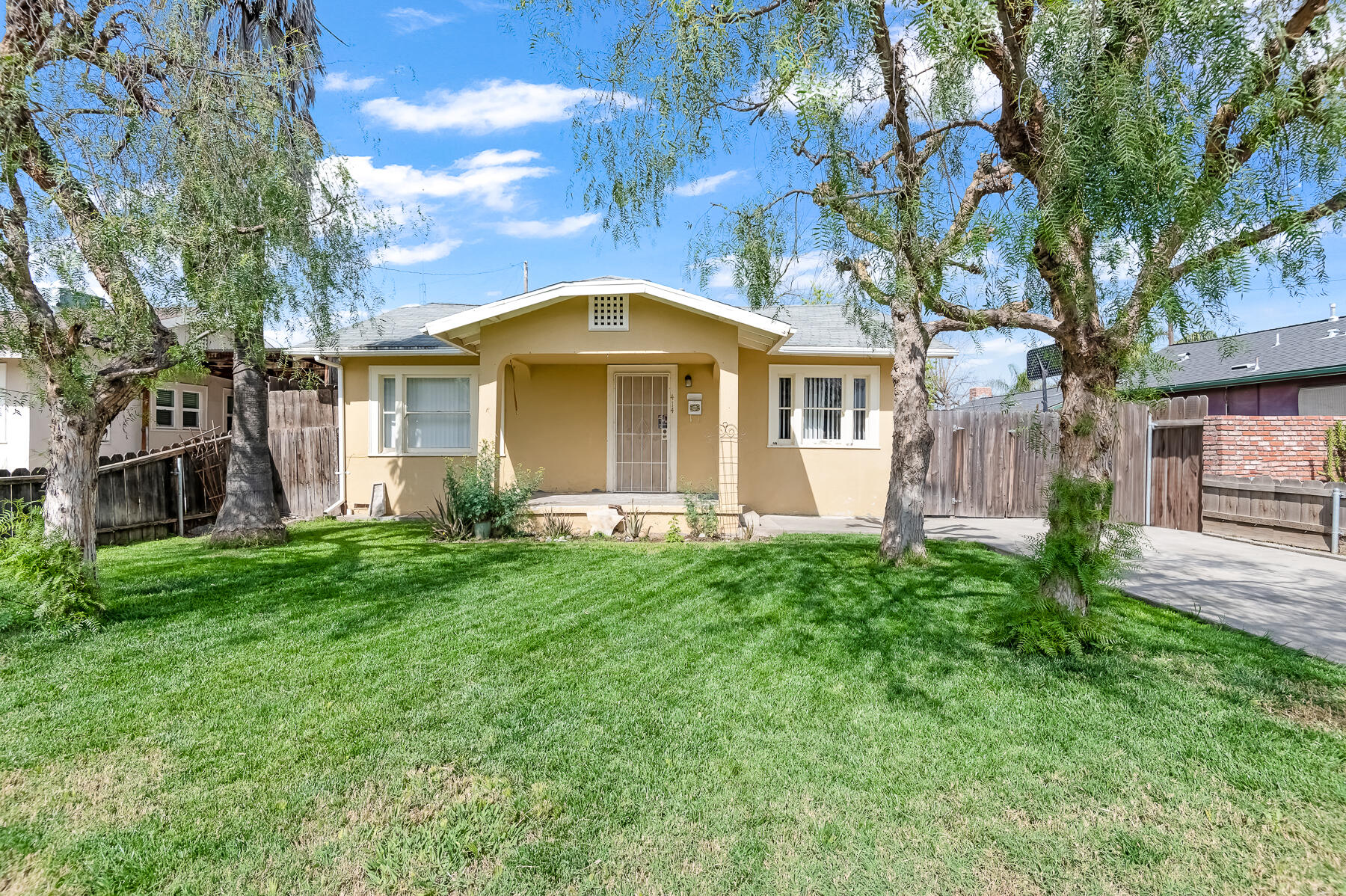 414 W Cameron St, Hanford, CA 93230