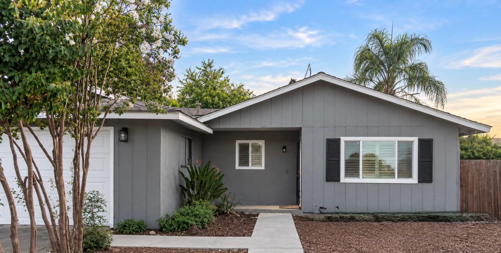 285 Orangewood Ave, Lindsay, CA 93247