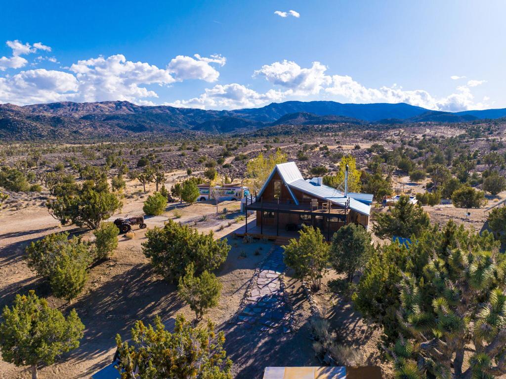 1102 Burlington Rd, Pioneertown, CA 92268