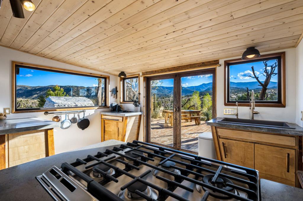 1102 Burlington Rd, Pioneertown, CA 92268