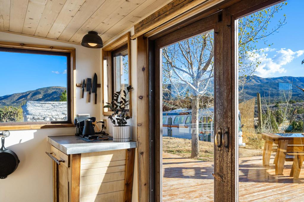 1102 Burlington Rd, Pioneertown, CA 92268