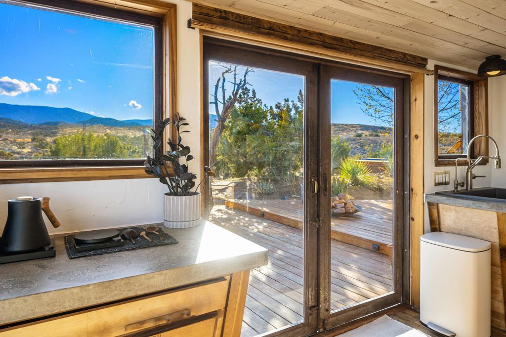 1102 Burlington Rd, Pioneertown, CA 92268