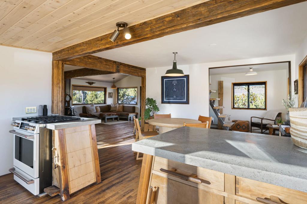 1102 Burlington Rd, Pioneertown, CA 92268