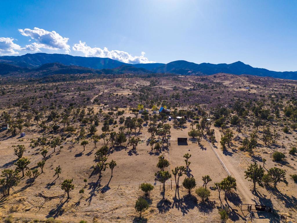 1102 Burlington Rd, Pioneertown, CA 92268