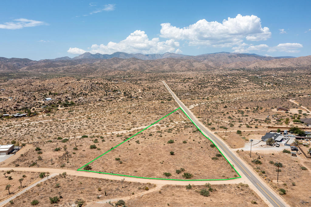 201 Pipes Canyon Rd, Pioneertown, CA 92268