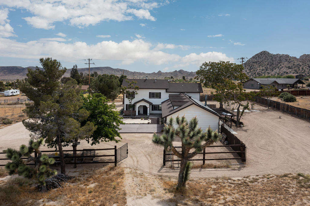5523 Tom Mix Rd, Pioneertown, CA 92268