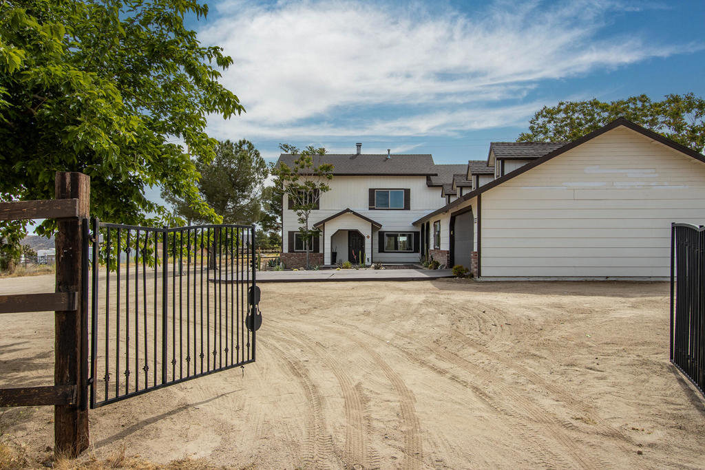 5523 Tom Mix Rd, Pioneertown, CA 92268