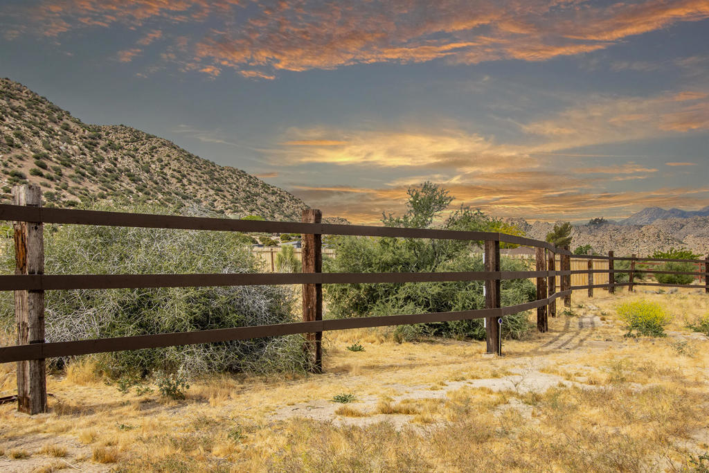 5523 Tom Mix Rd, Pioneertown, CA 92268