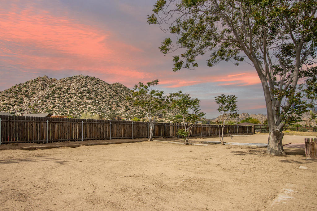 5523 Tom Mix Rd, Pioneertown, CA 92268