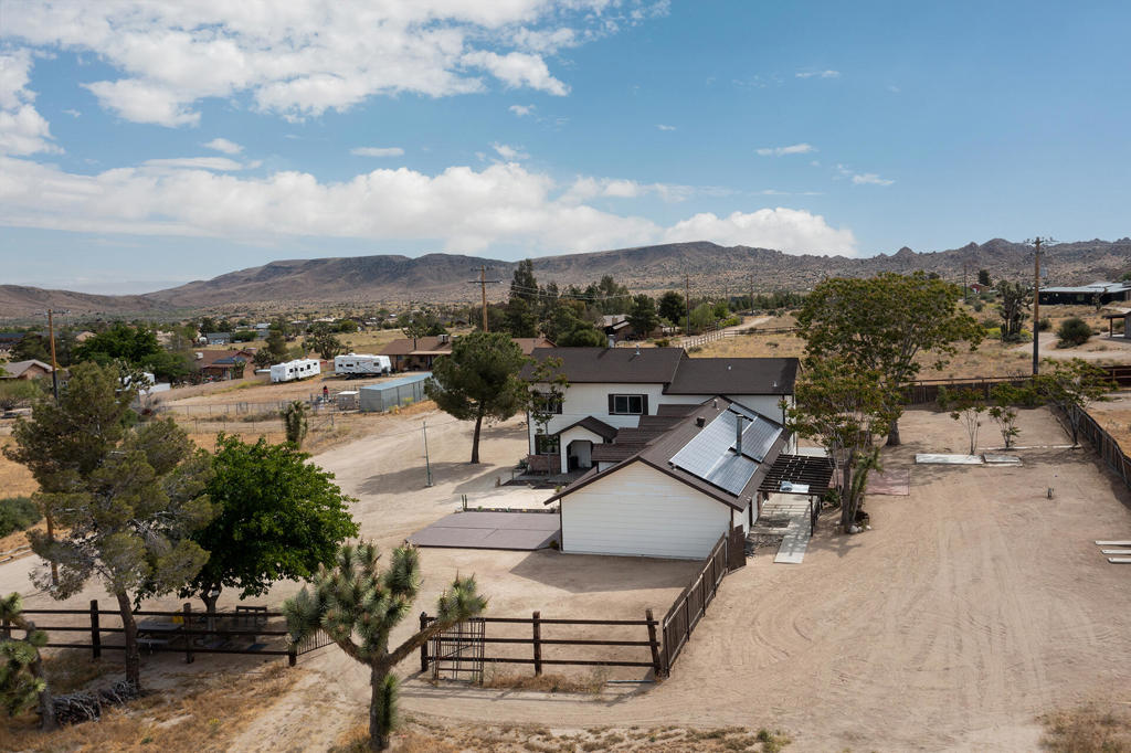 5523 Tom Mix Rd, Pioneertown, CA 92268