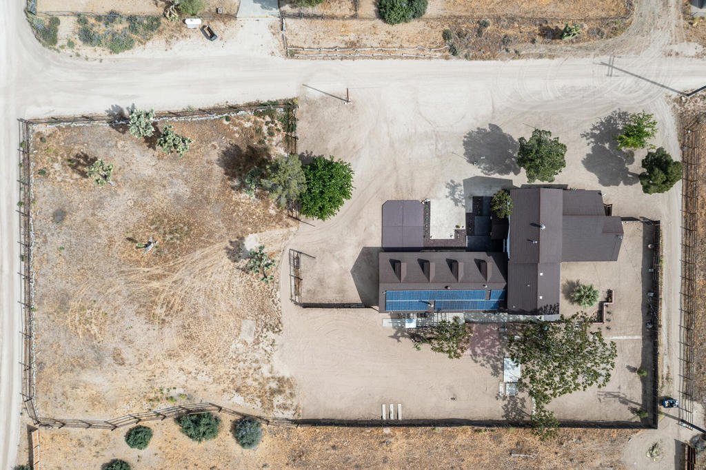 5523 Tom Mix Rd, Pioneertown, CA 92268