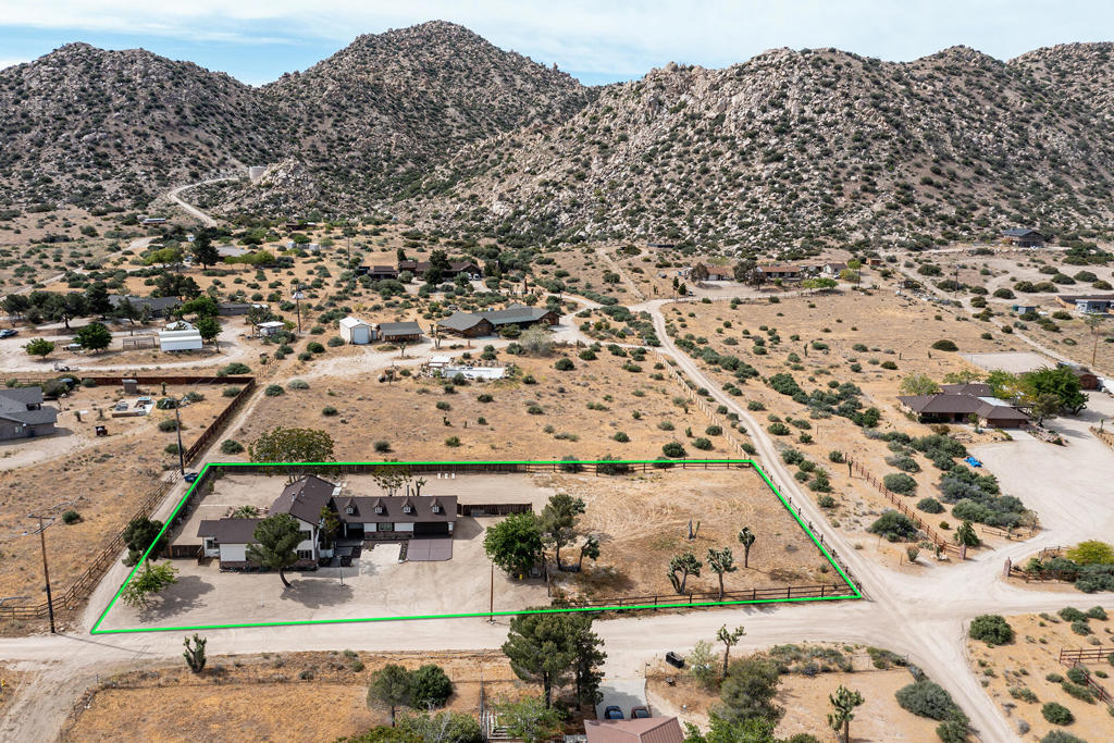 5523 Tom Mix Rd, Pioneertown, CA 92268