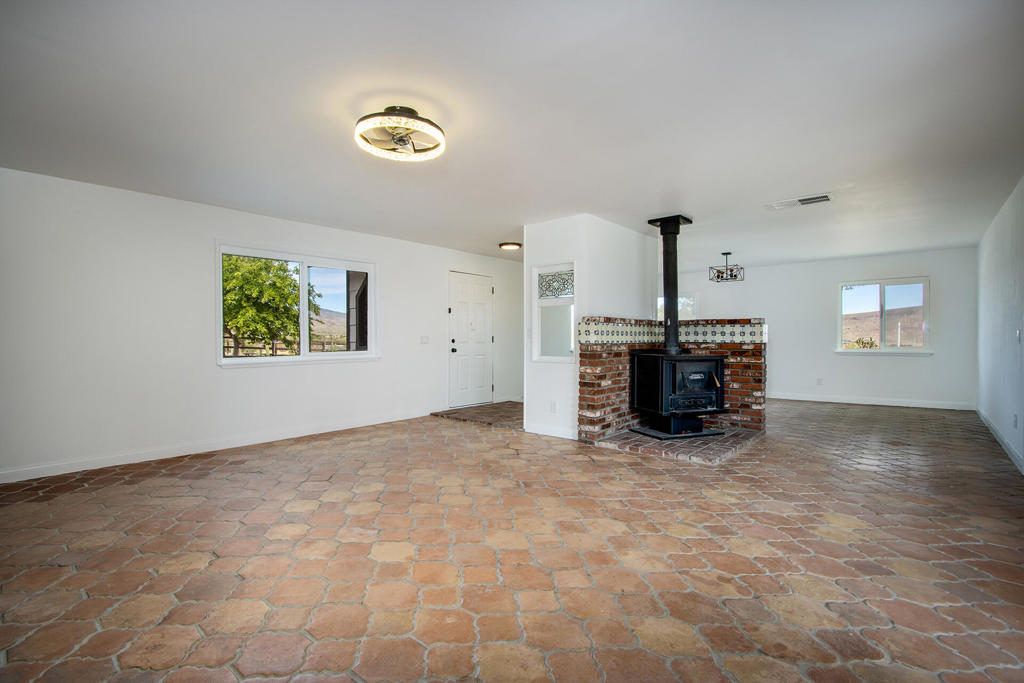 5523 Tom Mix Rd, Pioneertown, CA 92268
