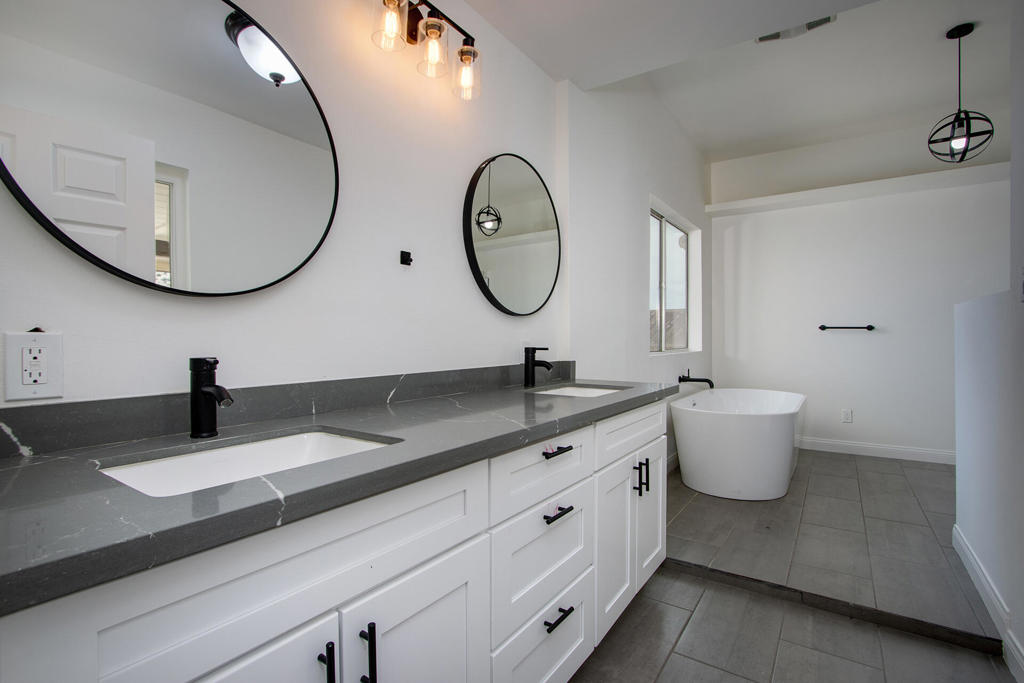 5523 Tom Mix Rd, Pioneertown, CA 92268