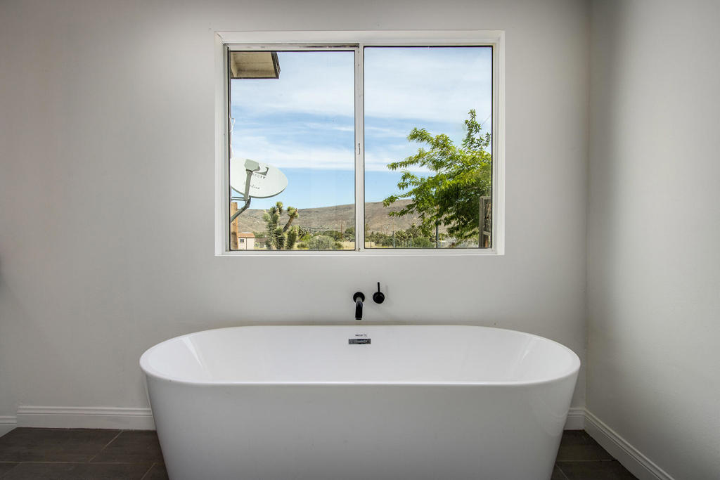 5523 Tom Mix Rd, Pioneertown, CA 92268