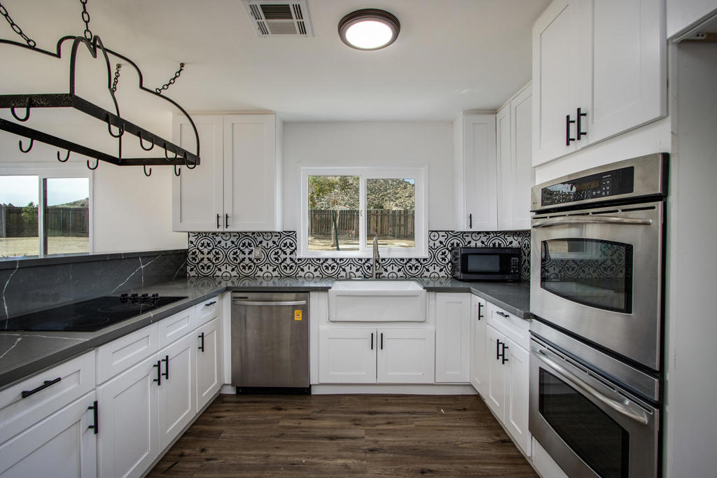 5523 Tom Mix Rd, Pioneertown, CA 92268