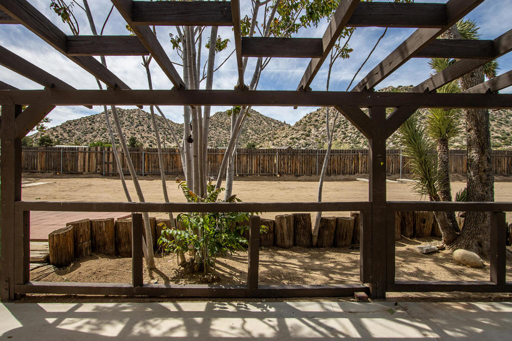 5523 Tom Mix Rd, Pioneertown, CA 92268