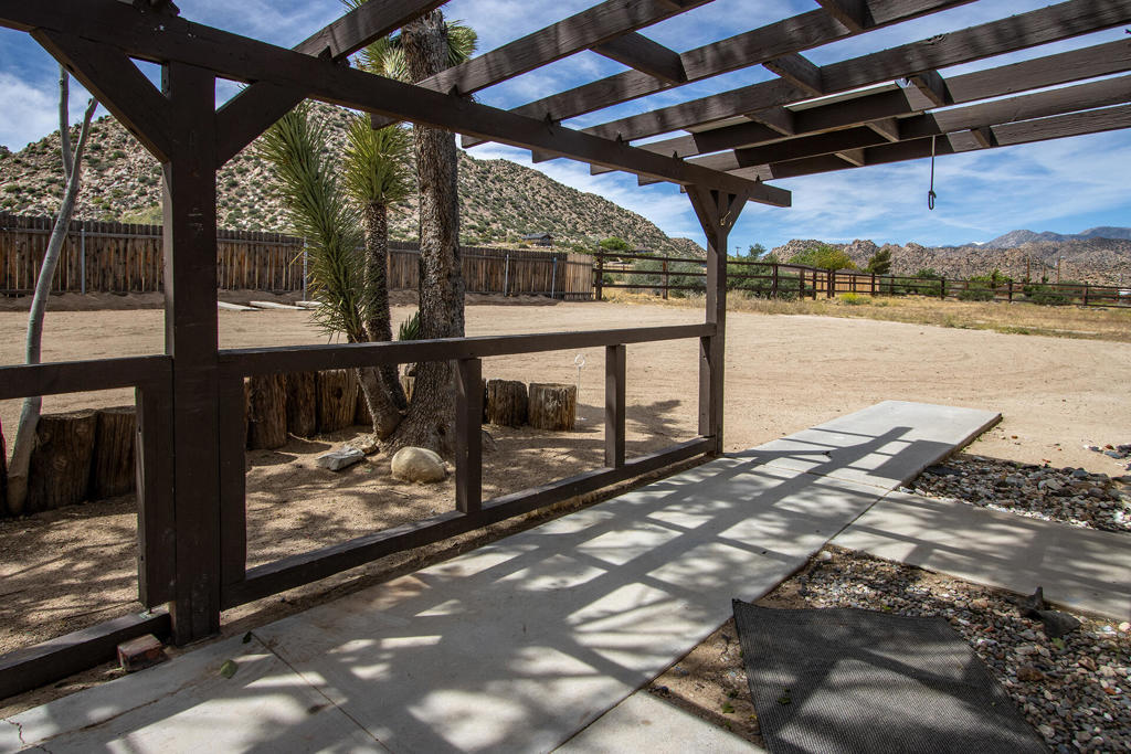 5523 Tom Mix Rd, Pioneertown, CA 92268