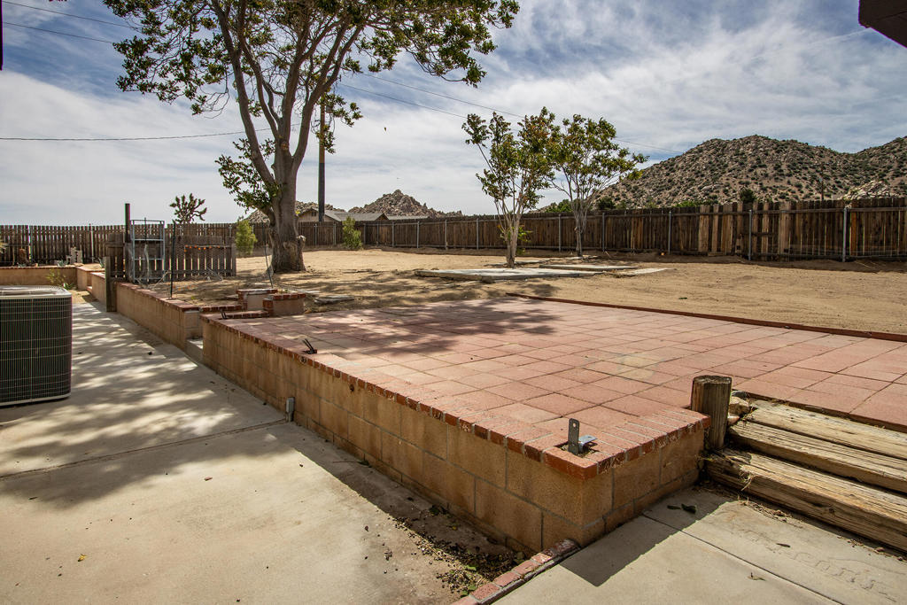 5523 Tom Mix Rd, Pioneertown, CA 92268