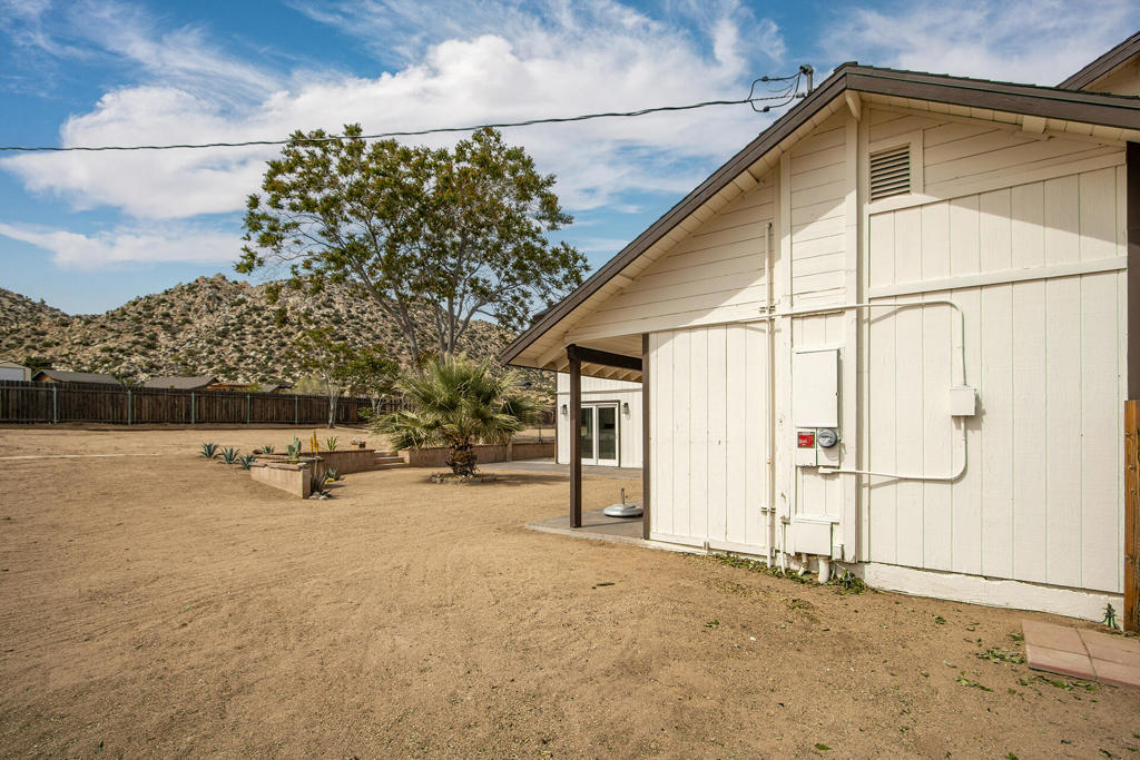 5523 Tom Mix Rd, Pioneertown, CA 92268