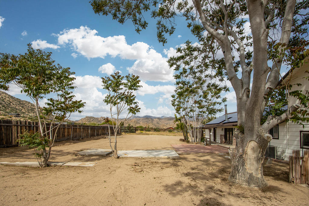 5523 Tom Mix Rd, Pioneertown, CA 92268