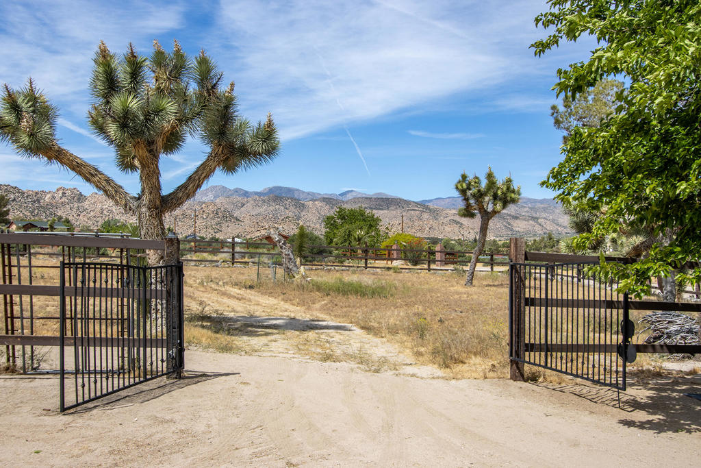 5523 Tom Mix Rd, Pioneertown, CA 92268