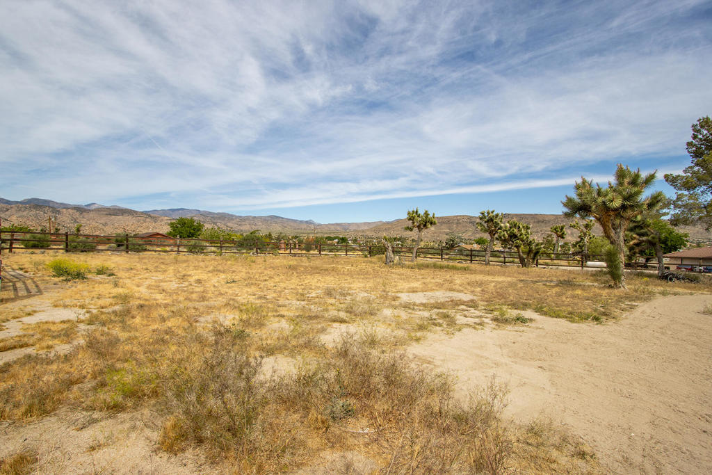 5523 Tom Mix Rd, Pioneertown, CA 92268