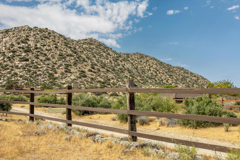 5523 Tom Mix Rd, Pioneertown, CA 92268