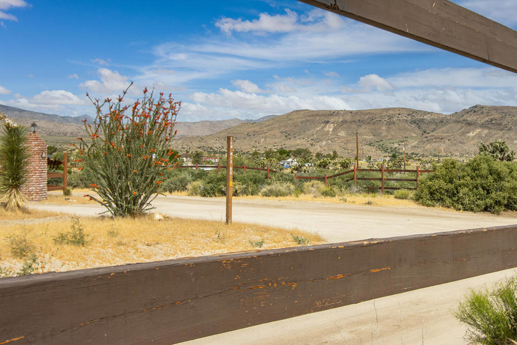 5523 Tom Mix Rd, Pioneertown, CA 92268