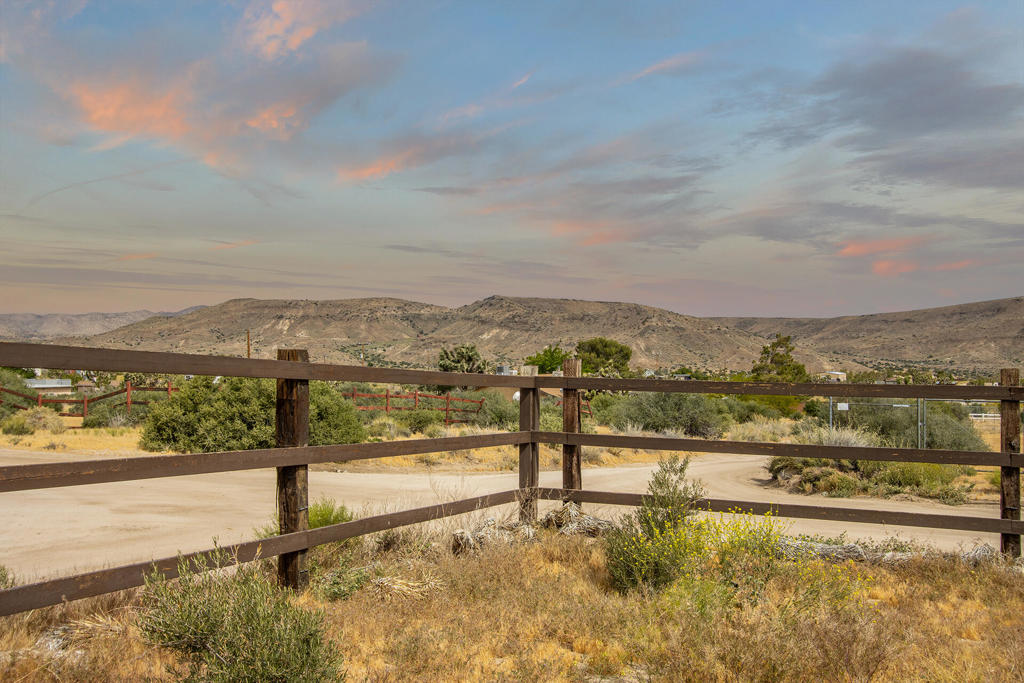 5523 Tom Mix Rd, Pioneertown, CA 92268