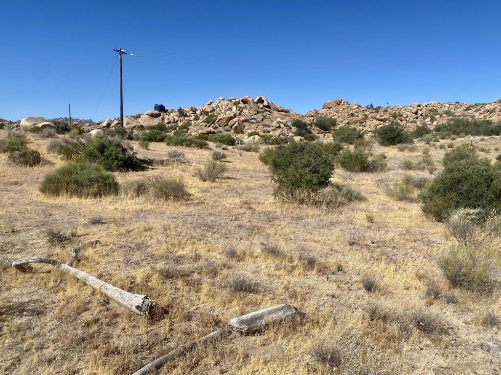 108 Riverside Dr, Pioneertown, CA 92268